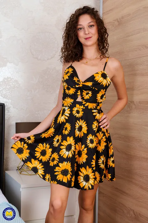 Isabella De Laa: Slim Czech MILFs Undress from Dresses for Lesbian Sex – photo 11 of 20