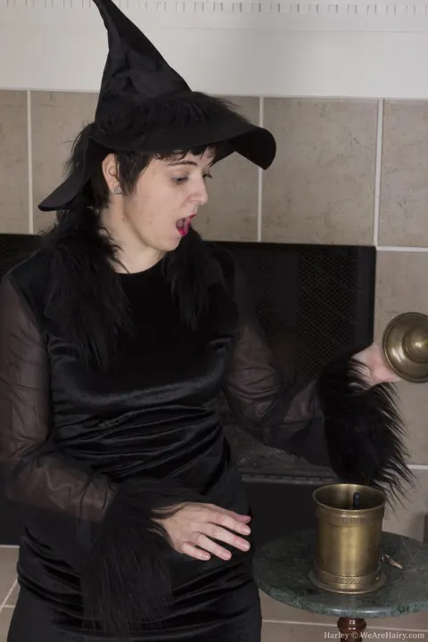 Black-Haired Woman with Short Hair Spreads Her Hairy Pussy – photo 2 of 20