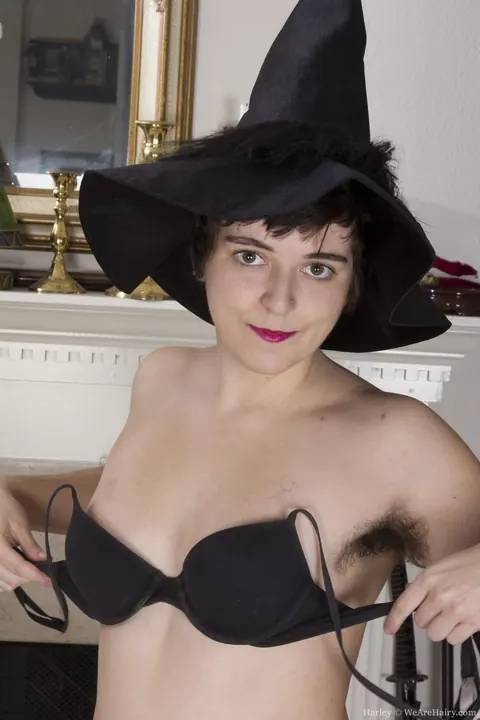 Black-Haired Woman with Short Hair Spreads Her Hairy Pussy – photo 13 of 20