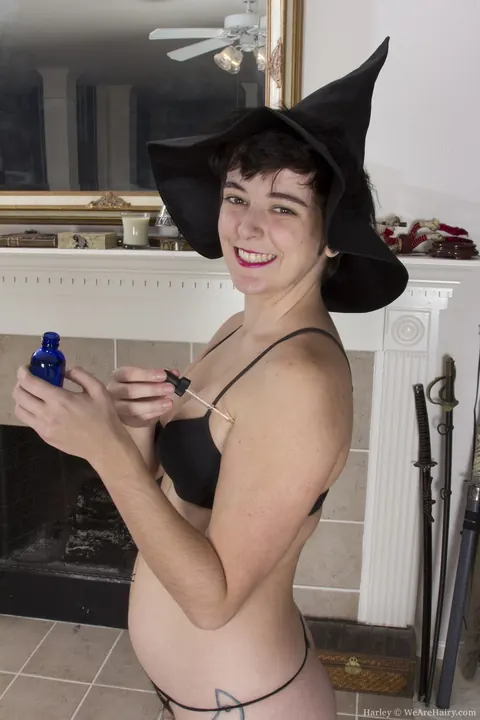 Black-Haired Woman with Short Hair Spreads Her Hairy Pussy – photo 11 of 20