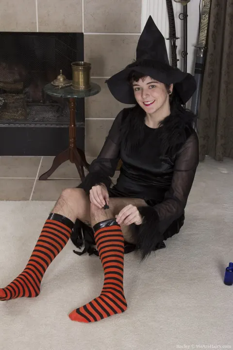 Black-Haired Woman with Short Hair Spreads Her Hairy Pussy – photo 6 of 20