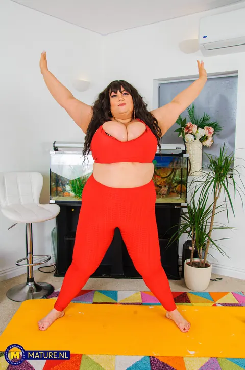 JJ Jewel: Curvy British MILF Oils Her Big Natural Tits and Uses a Dildo – photo 4 of 21