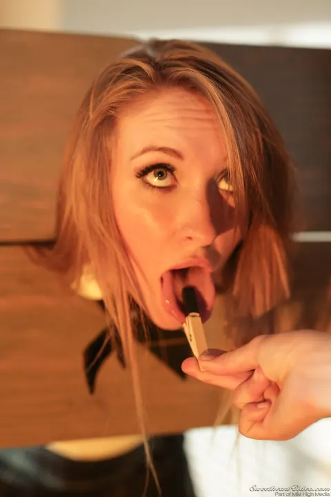 Harley Jade: Tall Blonde MILF in a Skirt Gets Her Pussy Licked and Fingered – photo 5 of 15