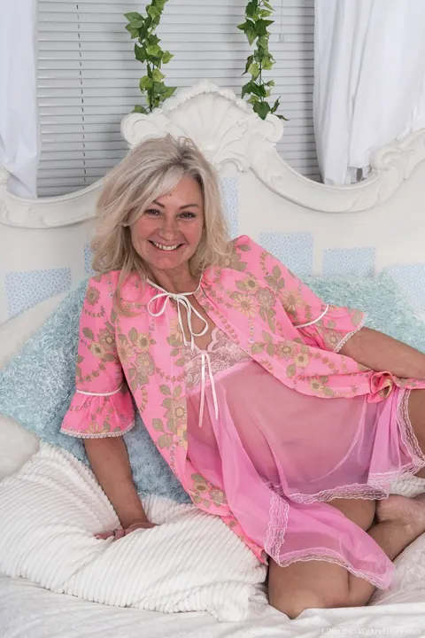 Mature Blonde Reveals Her Hairy Bush in Pink Pajamas – photo 2 of 20