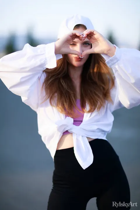 Woman Strips Out of Her Shorts Outdoors and Spreads – photo 6 of 16