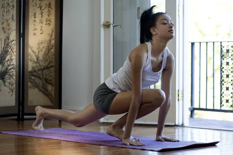 Scarlett Bloom: Tall Ebony Brunette Undresses During Yoga and Spreads Her Legs – photo 1 of 21