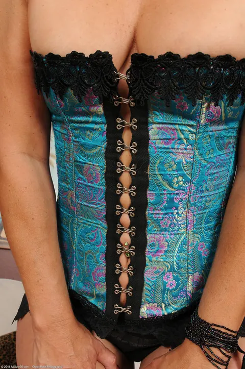 Mature Brunette MILF Unlaces Her Corset and Spreads in Fishnets – photo 2 of 21