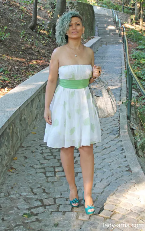 Lady Arria: Short-Haired Latina MILF Flashes Her Pussy Outdoors – photo 2 of 18