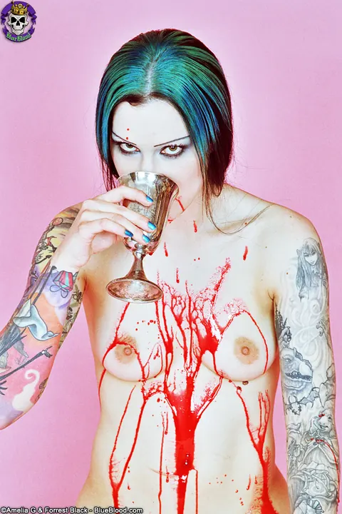 Jen Vixen: Pale Thick MILF Smears Fake Blood Over Tattooed Body – photo 10 of 15