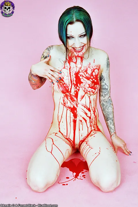 Jen Vixen: Pale Thick MILF Smears Fake Blood Over Tattooed Body – photo 12 of 15