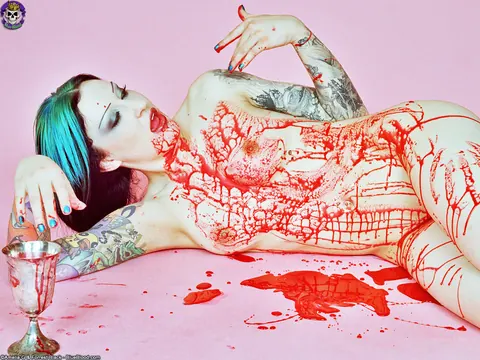 Jen Vixen: Pale Thick MILF Smears Fake Blood Over Tattooed Body – photo 3 of 15