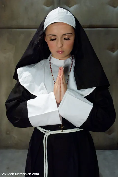 Angell Summers: French PAWG Nun Strips Nude to Show Her Butt – photo 5 of 20