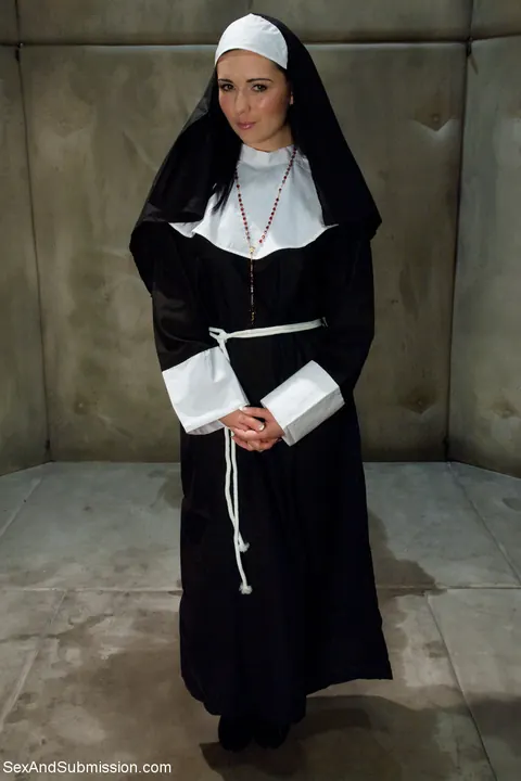 Angell Summers: French PAWG Nun Strips Nude to Show Her Butt – photo 4 of 20