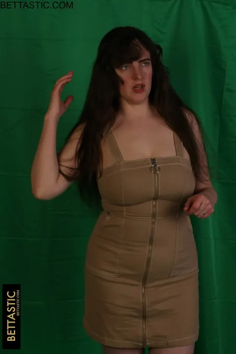 Kate Anne Cooper: Tall Curvy MILF Strips Out of Her Dress – photo 4 of 15