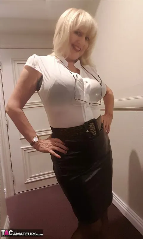 Lorna Blu: Busty Blonde MILF Dildos Her Pussy in Stockings and Heels – photo 3 of 17