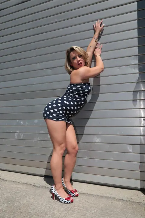 HONEY DIAMOND: Thick German Blonde with Big Tits Strips and Spreads – photo 11 of 17