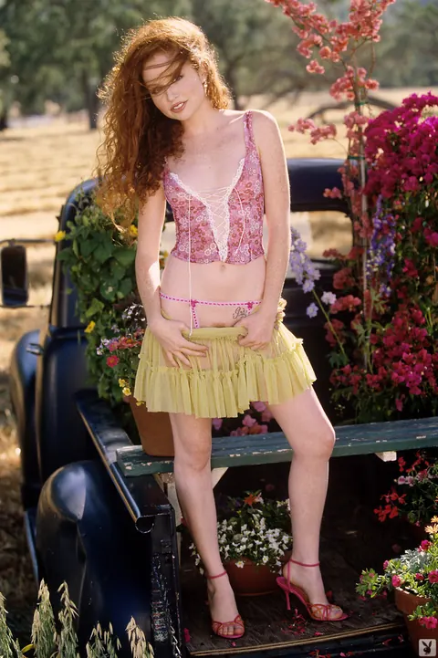 Scarlett Keegan: Slim Redhead MILF Sheds Her Skirt and Poses Nude Outdoors – photo 4 of 11
