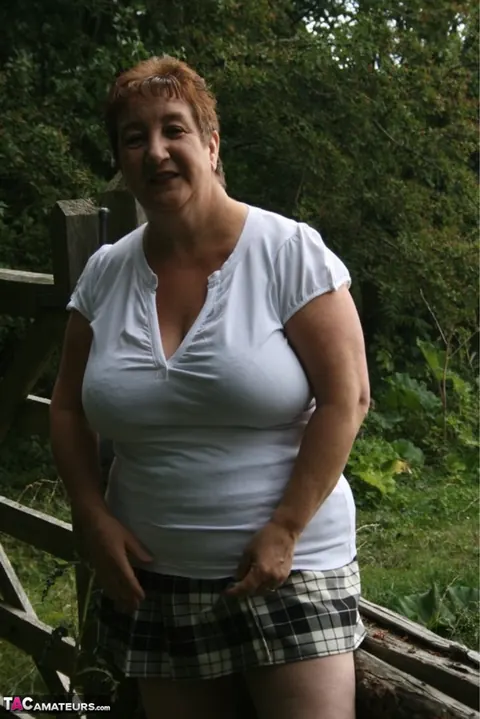 Kinky Carol: Curvy British MILF Flaunts Her Big Natural Tits Over a Rustic Fence – photo 4 of 16