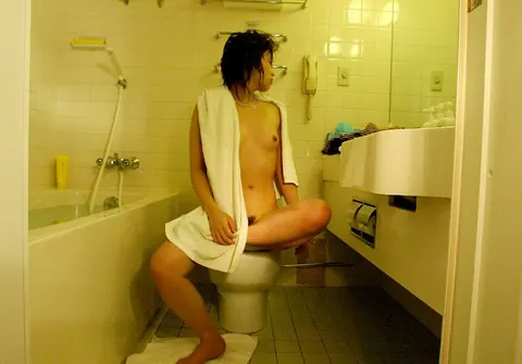 Hitomi Hayasaka: Japanese MILF Strips Off Her Lingerie and Poses Nude in Bath – photo 16 of 16