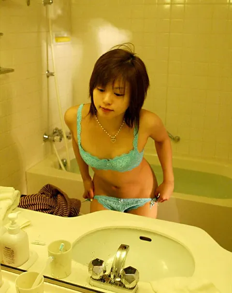 Hitomi Hayasaka: Japanese MILF Strips Off Her Lingerie and Poses Nude in Bath – photo 6 of 16