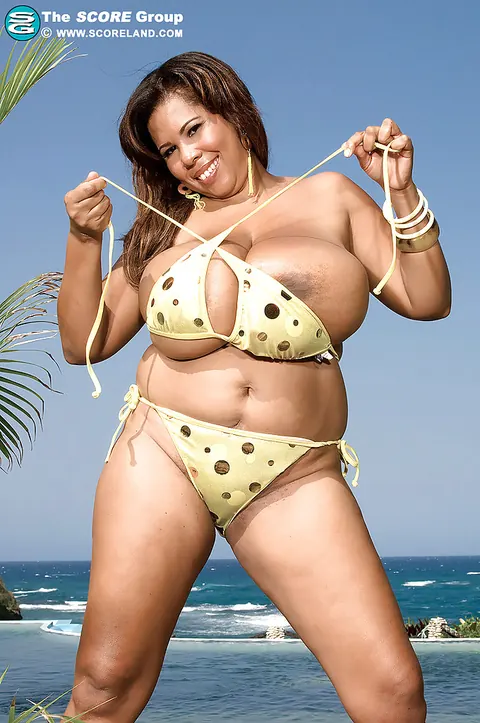 Vanessa Del: Mature Latina Strips Off Her Bikini to Flash Her Curves Outdoors – photo 12 of 16