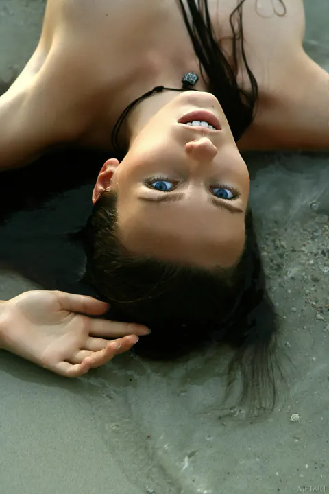 Tanned Brunette Walks Nude on the Beach – photo 10 of 21