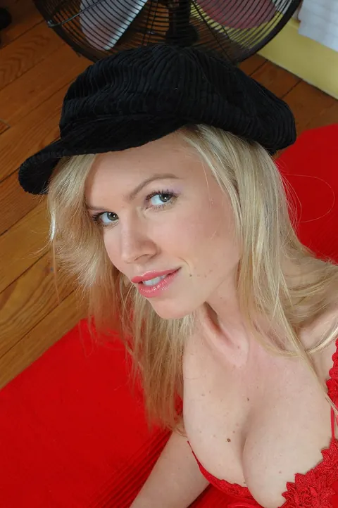 Marketa Belonoha: Blonde Shows Off Her Big Natural Tits in Lingerie Selfies – photo 1 of 21