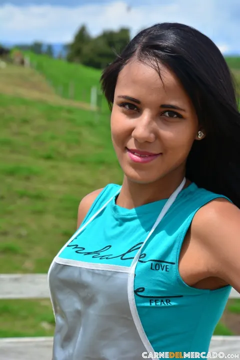 Dayana Cruz: Tall Latina Brunette Teases Her Ass on a Farm – photo 2 of 17