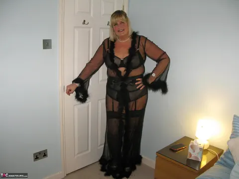 Mature BBW in Lingerie Snaps Selfies and Spreads Her Pussy – photo 4 of 16