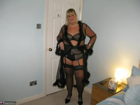 Mature BBW in Lingerie Snaps Selfies and Spreads Her Pussy – photo 6 of 16