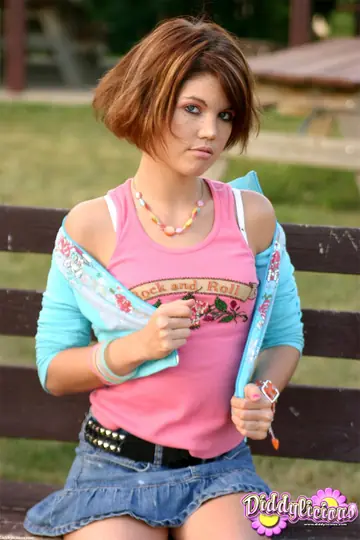 Diddylicious – Slim Redhead Lifts Her Skirt and Flashes Her Ass on a Park Bench