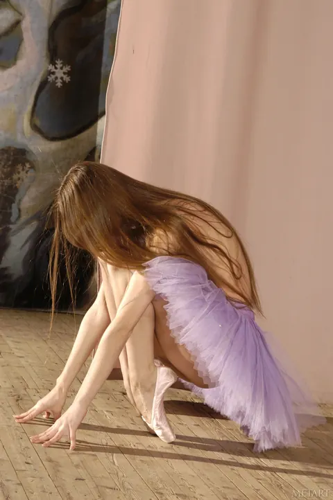 Skinny Woman Poses Nude in a Costume – photo 5 of 21