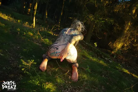 Anuskatzz: Tattooed Thick Brunette Gets Fucked Anally on the Forest Floor – photo 9 of 16