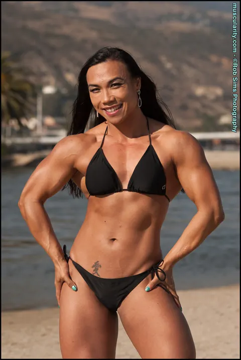 Tram Nguyen: Asian Bodybuilder Flexes Muscular Frame in a Bikini on the Beach – photo 9 of 15