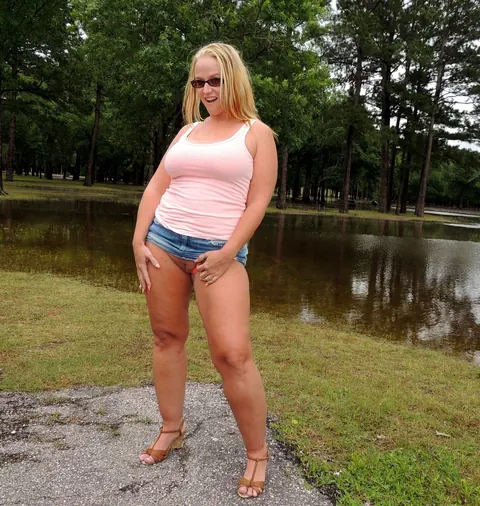 Dee Siren: Thick Blonde MILF with Big Tits Gets Fucked Doggy Style Outdoors – photo 7 of 17