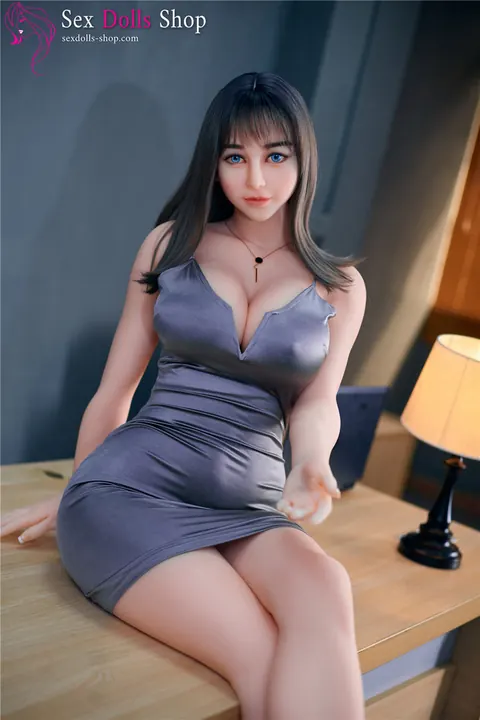 Curvy Woman Poses Naked and Dressed in an Office – photo 16 of 20