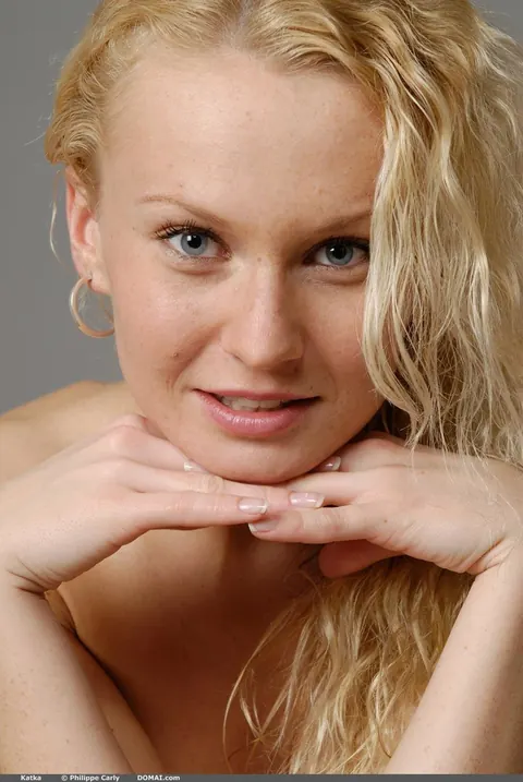 Skinny Blonde Spreads Her Pussy Wide on Her Back – photo 7 of 21