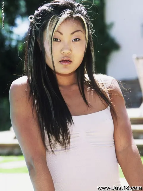 Lucy Lee: Asian MILF Strips Out of Her Shorts Poolside – photo 19 of 20