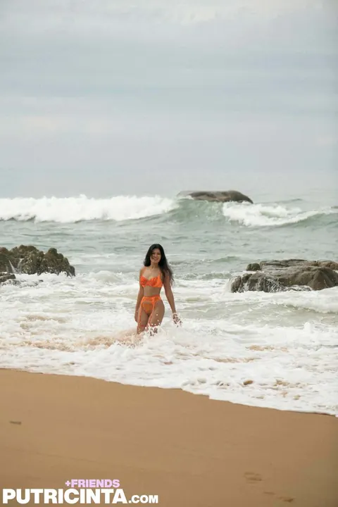 Petite Asian Woman Poses in Lingerie on the Beach – photo 17 of 20