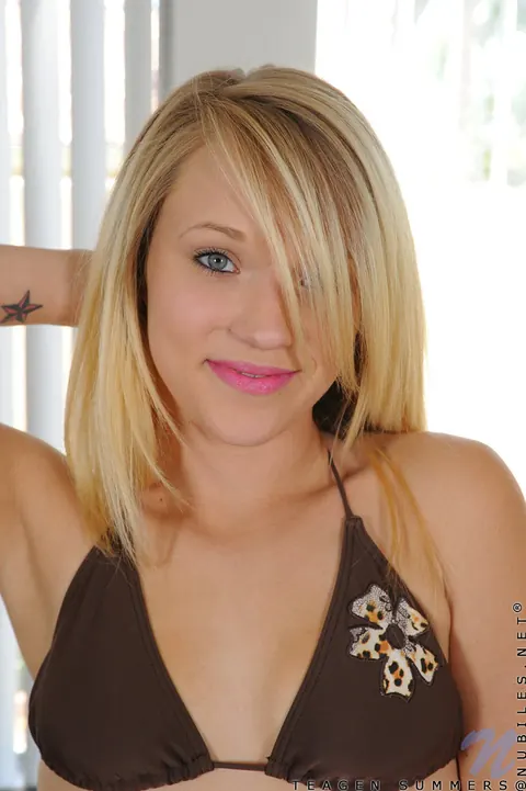 Tegan Summers: Blonde in Lingerie Pleasures Herself with a Magic Wand – photo 1 of 12