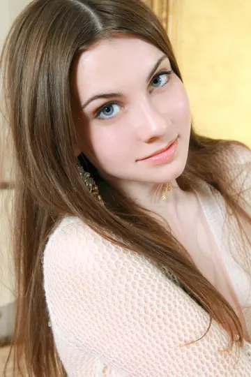 Marta E – Tall Ukrainian Brunette in High Heels Spreads Her Pussy