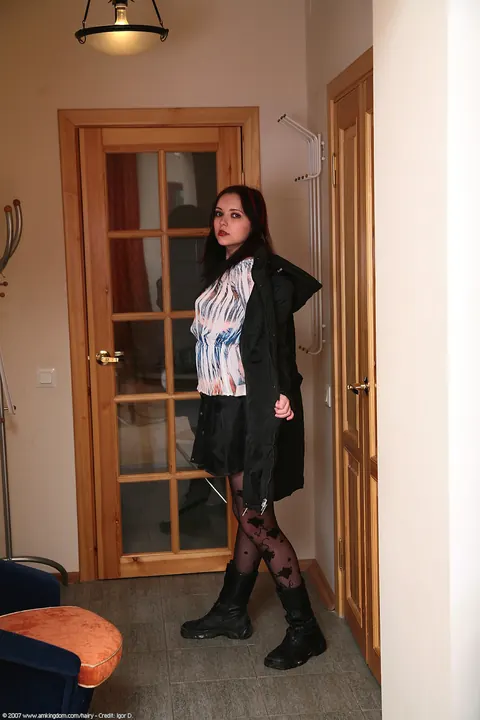 Woman Strips Nude and Turns for the Lens – photo 1 of 21