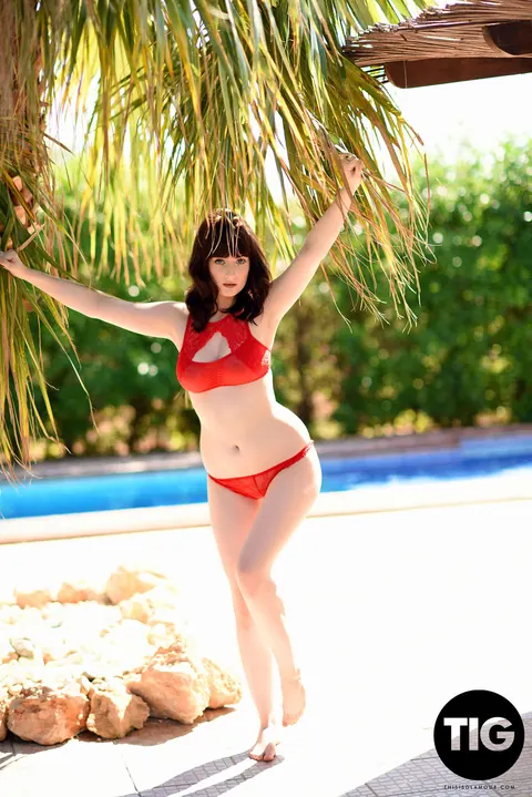 Jess Lou: British PAWG Strips Out of Her Bikini by the Pool – photo 10 of 21
