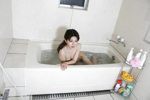 Thick Asian MILF Poses Nude in the Bathroom – photo 4 of 16