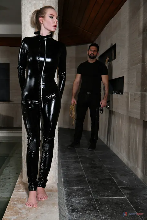 Florane Russell: Blonde in Latex Takes Anal Double Penetration and Huge Dildo – photo 3 of 21