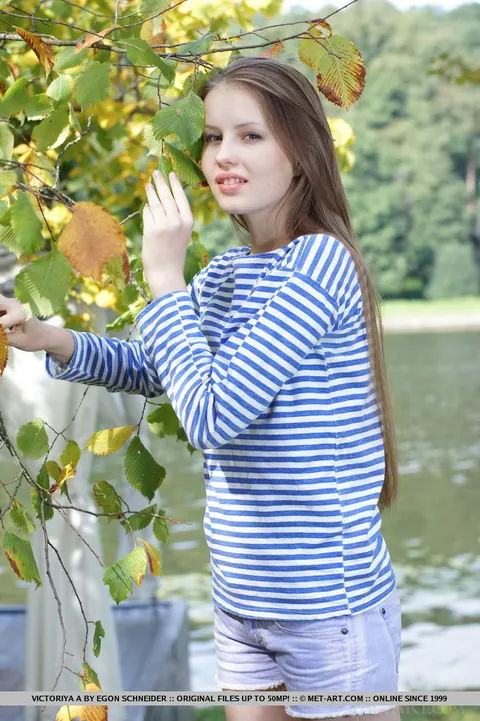 Woman Strips Outdoors and Spreads Her Hairy Bush – photo 12 of 18