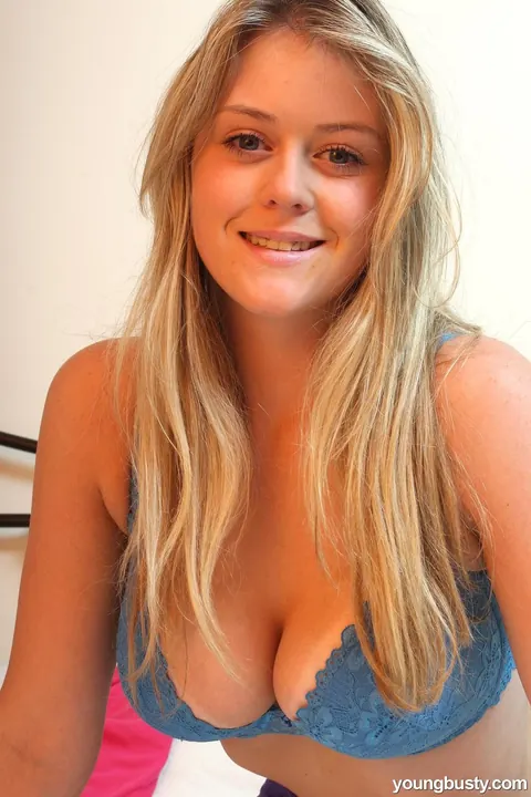 BBW with Big Tits Strips Nude and Shows Her Figure – photo 12 of 21