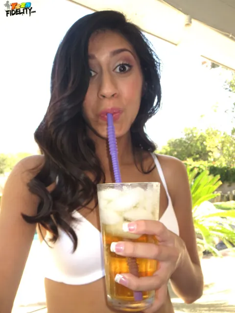 Angel Del Rey: Skinny Latina Spreads Her Trimmed Pussy Outdoors – photo 15 of 17