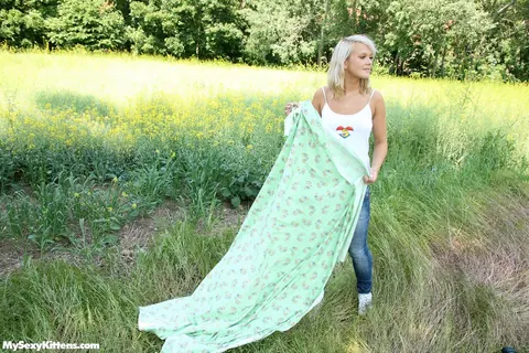 Clara Moon: European Blonde Strips Off Her Panties and Fingers at Picnic – photo 2 of 16