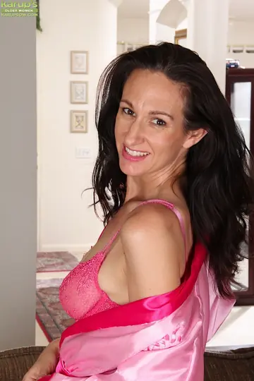 Genevieve Crest – Mature Brunette with Big Natural Tits Spreads Her Hairy Pussy in Stockings
